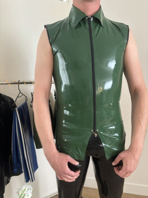 Sleeveless top with collar
